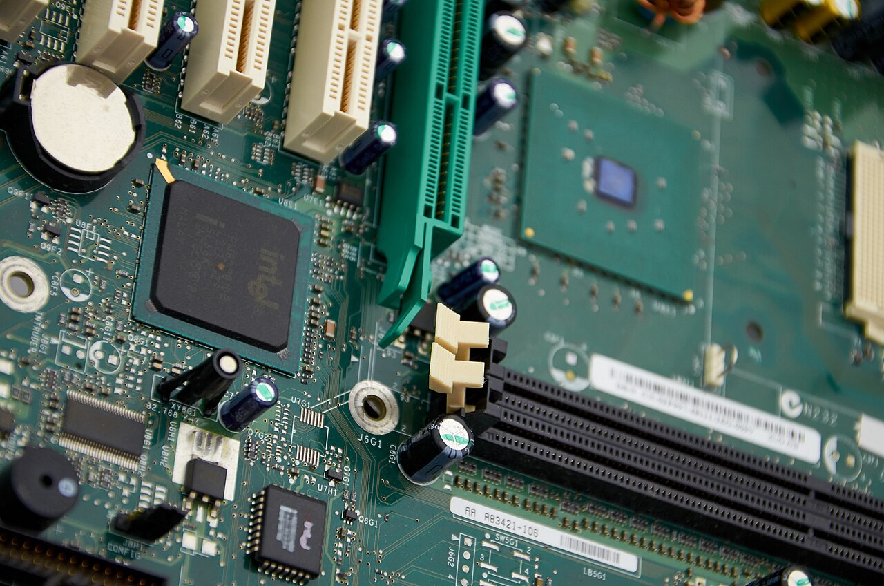 ATX matična ploča s priključcima — temelj svakog sastavljenog desktop računala u 2026.