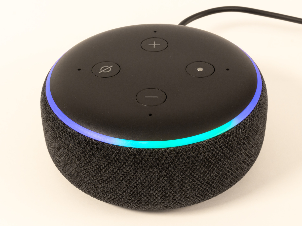 Amazon Echo Dot 3. generacije s Alexa glasovnim asistentom — vodič kroz glasovne asistente u 2026.
