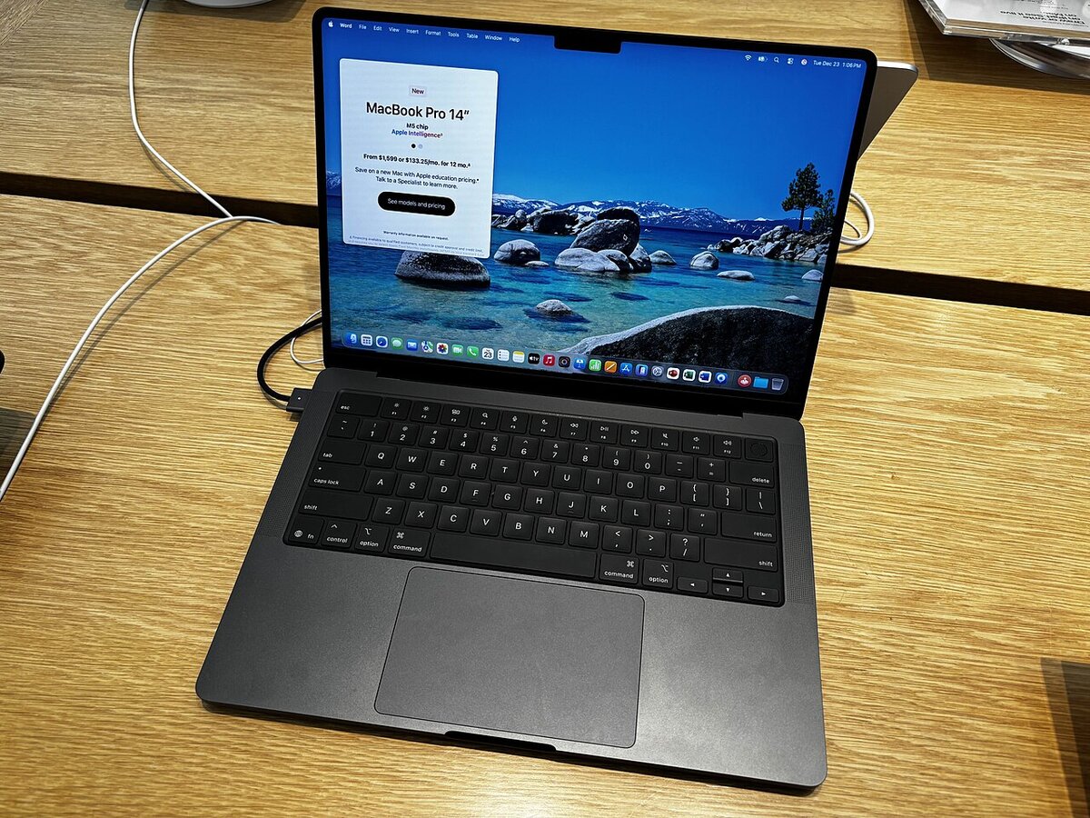 MacBook Pro 14-inčni u Space Black boji s M5 čipom — primjer Apple silicon hardvera za lokalno pokretanje LLM-ova