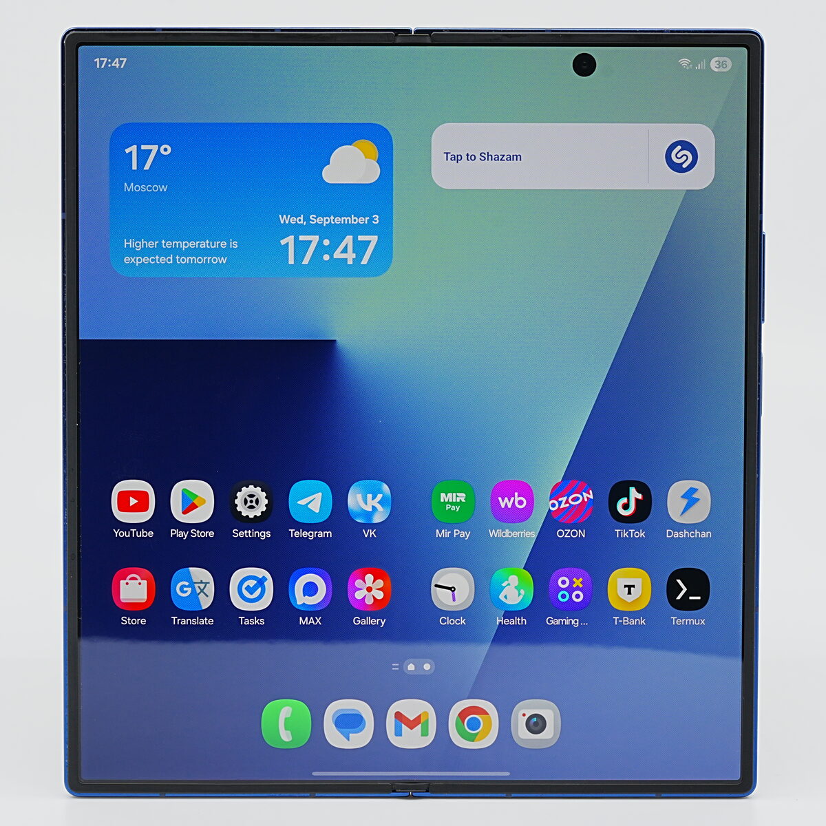 Samsung Galaxy Z Fold 7 u plavoj boji s otvorenim glavnim zaslonom — usporedba flagship preklopnih telefona 2026.