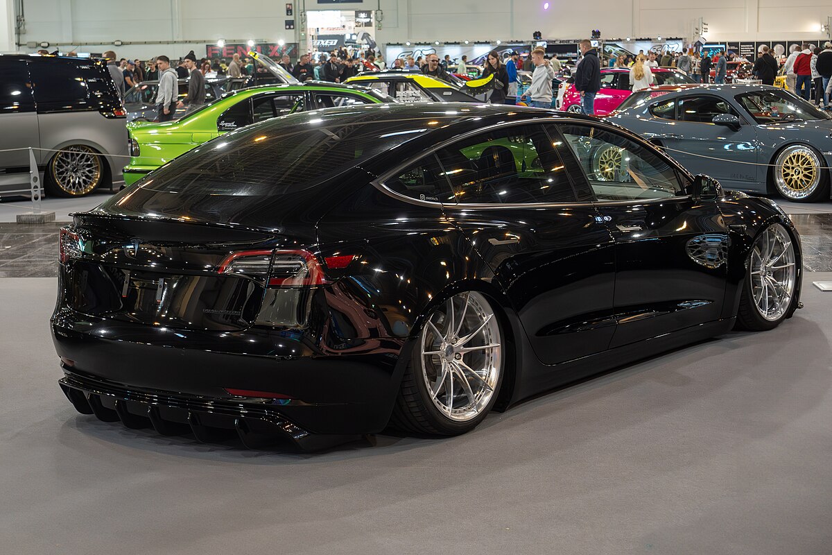 Tesla Model 3 — električni automobil