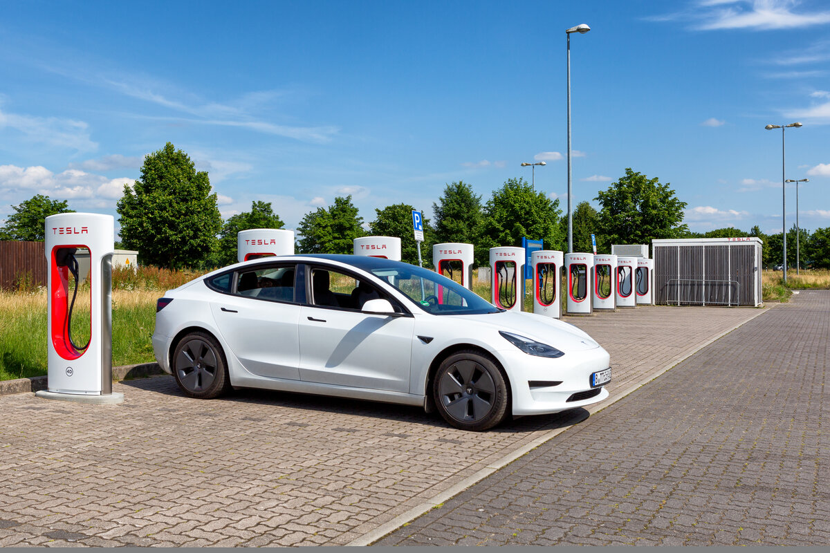 Tesla Model 3 na Supercharger V3 punionici u Wittenburgu, Njemačka — pregled javnih DC brzih punionica i cijene punjenja u Hrvatskoj 2026.
