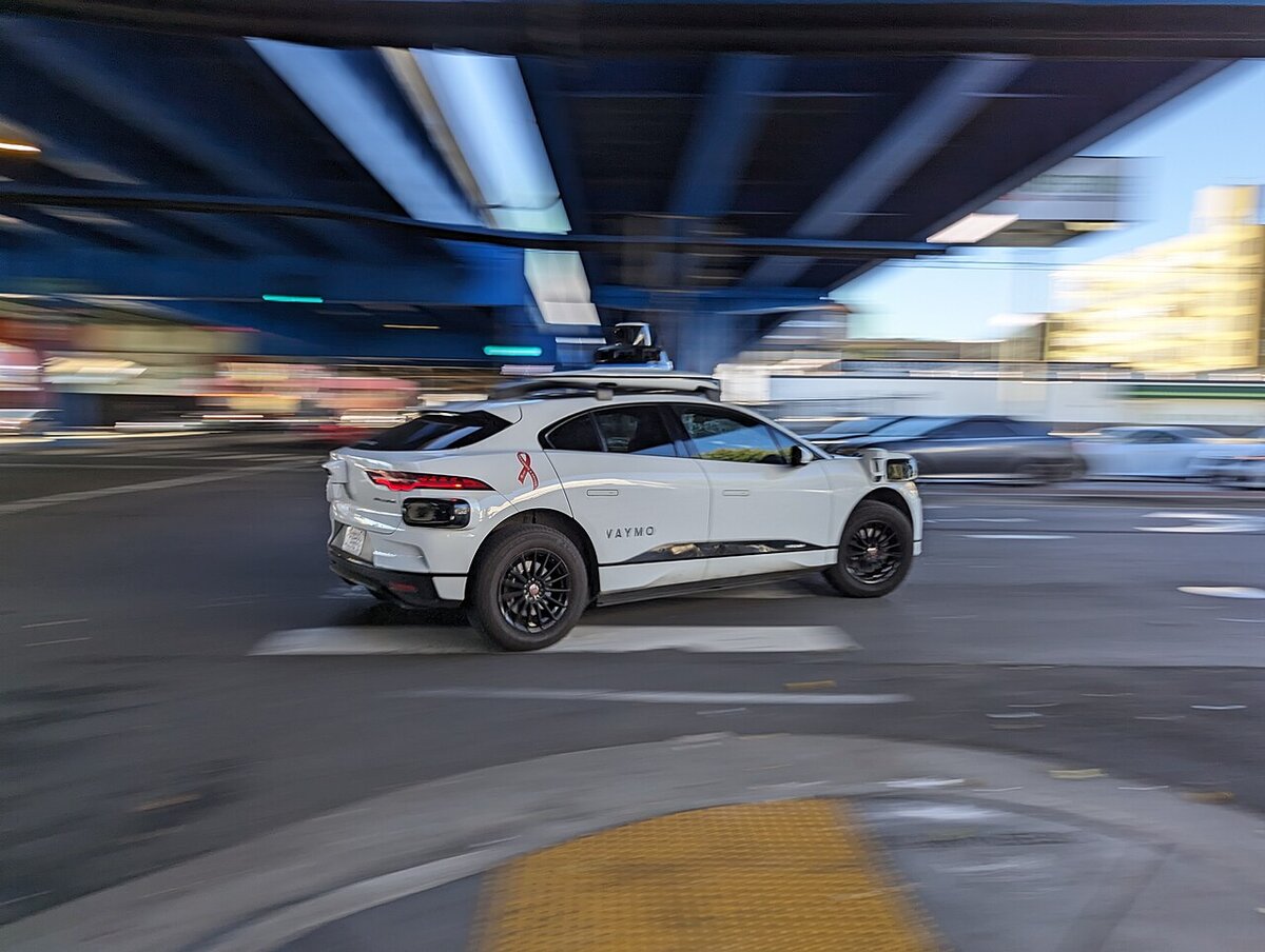 Waymo robotaksiji na ulici San Francisca — Jaguar I-PACE s LIDAR-om na krovu vozi autonomno bez vozača, ilustracija trenutnog stanja robotaksi usluge u SAD-u u lipnju 2026.