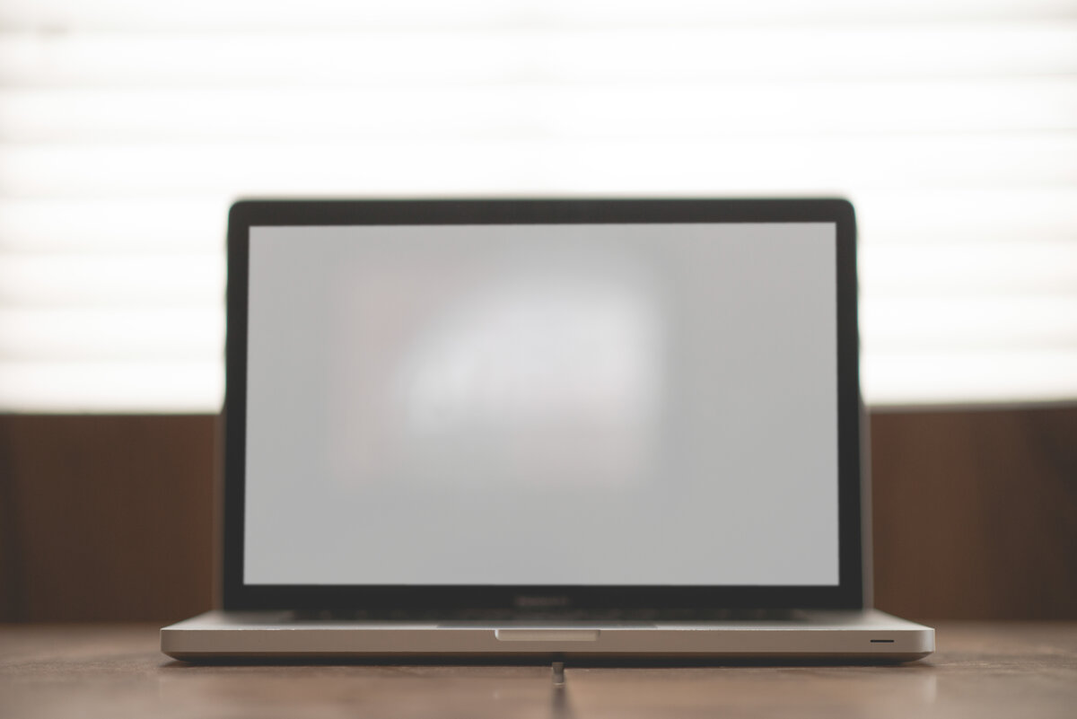 Apple MacBook laptop na radnom stolu — back to school 2026